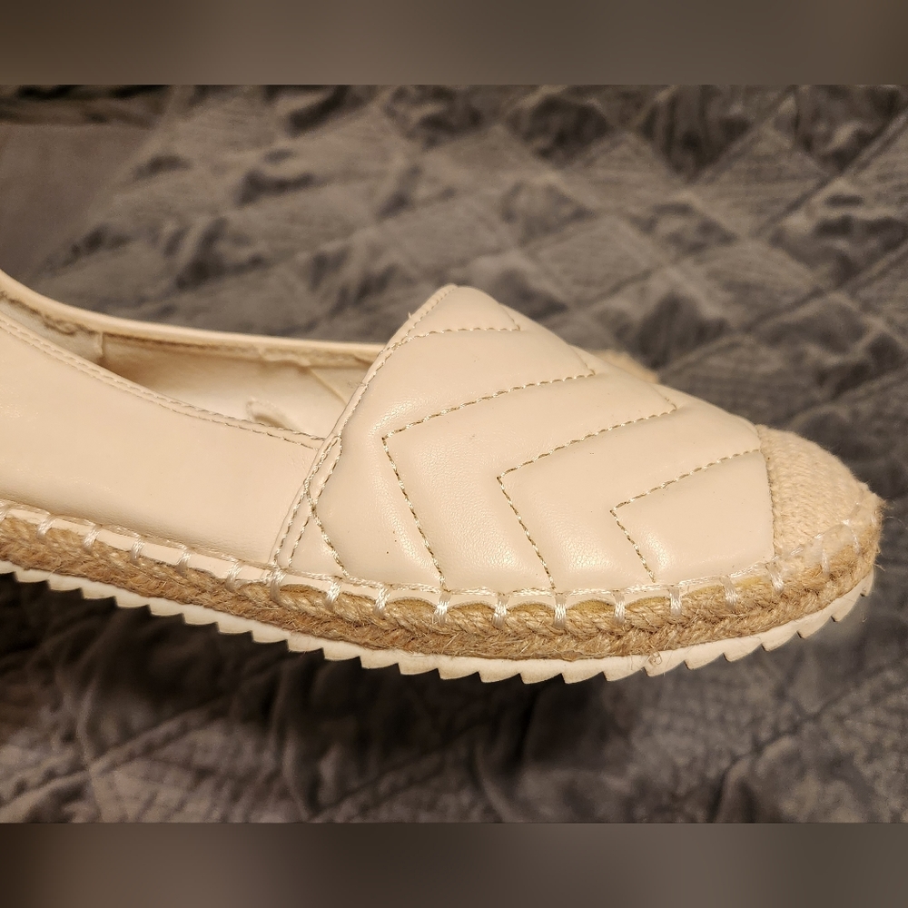 Madden Girl Flat Shoe Women's Sz 6 Slip On Espadrille Chevron Quilted Bone tan - Picture 5 of 8